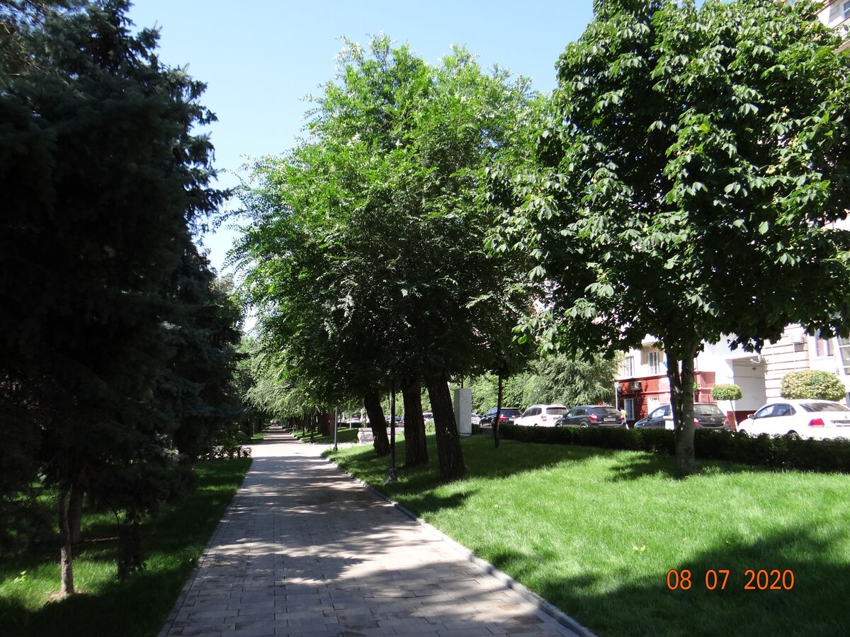 Вдоль улицы Чуйкова.