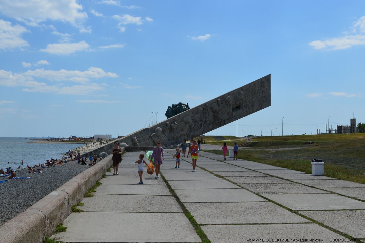 Мало новороссийск. Новороссийск / Novorossiysk пляж малая земля. Мемориал малая земля в Новороссийске. Пляж малая земля в Новороссийске. Мемориал малая земля в Новороссийске пляж.