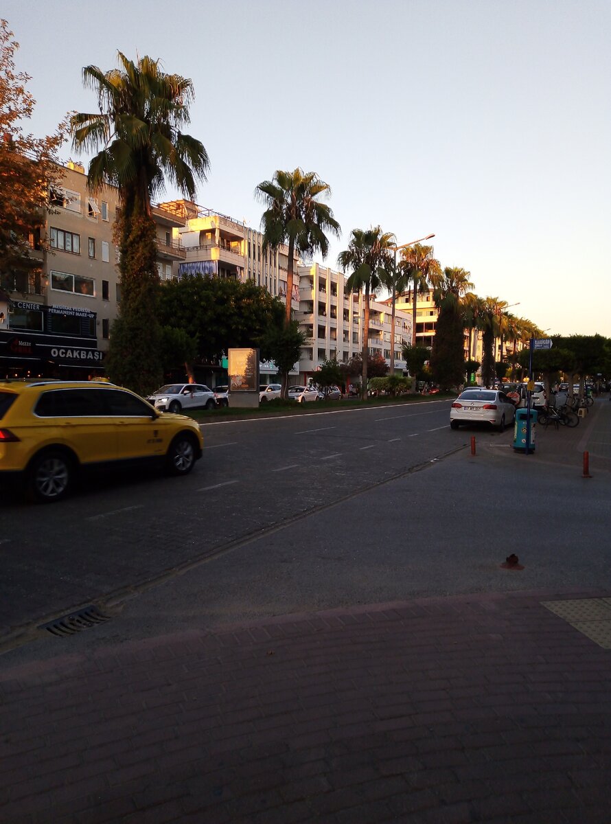 Непривычно мало людей и машин на центральной торговой улице Алании