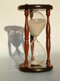 Песочные часы относятся к одним из самых древних видов устройств, изобретенных людьми для измерения времени.