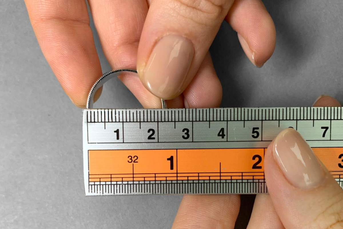 Как узнать размер кольца. Измеритель пальца для кольца. Размер кольца. Измерение диаметра кольца. Измеритель размера пальца для кольца.