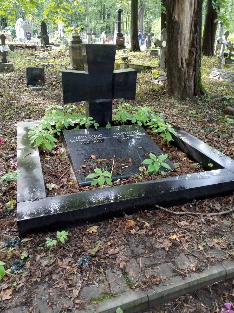 Большинство надгробий не похожи друг на друга.