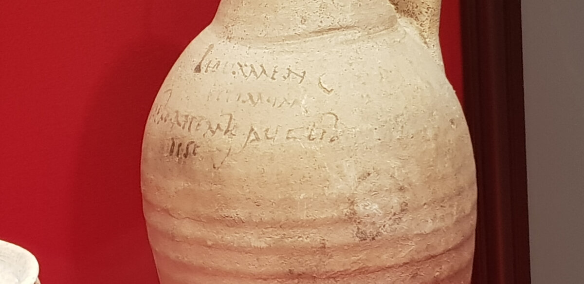 Амфора для соуса с надписью о ее содержимом. Из Помпей.