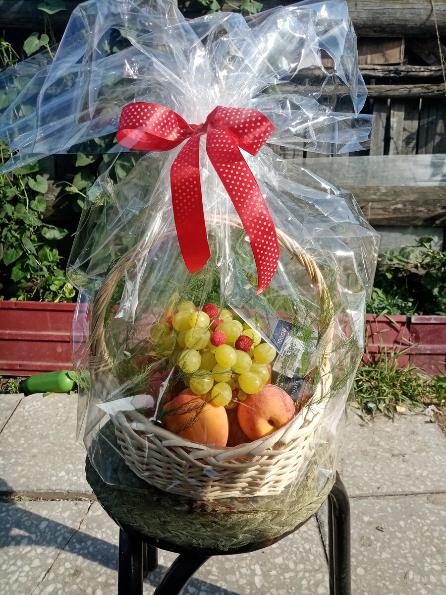 Купили корзину, фрукты и уже в фрукты положили сертификат. Собирали сами. 