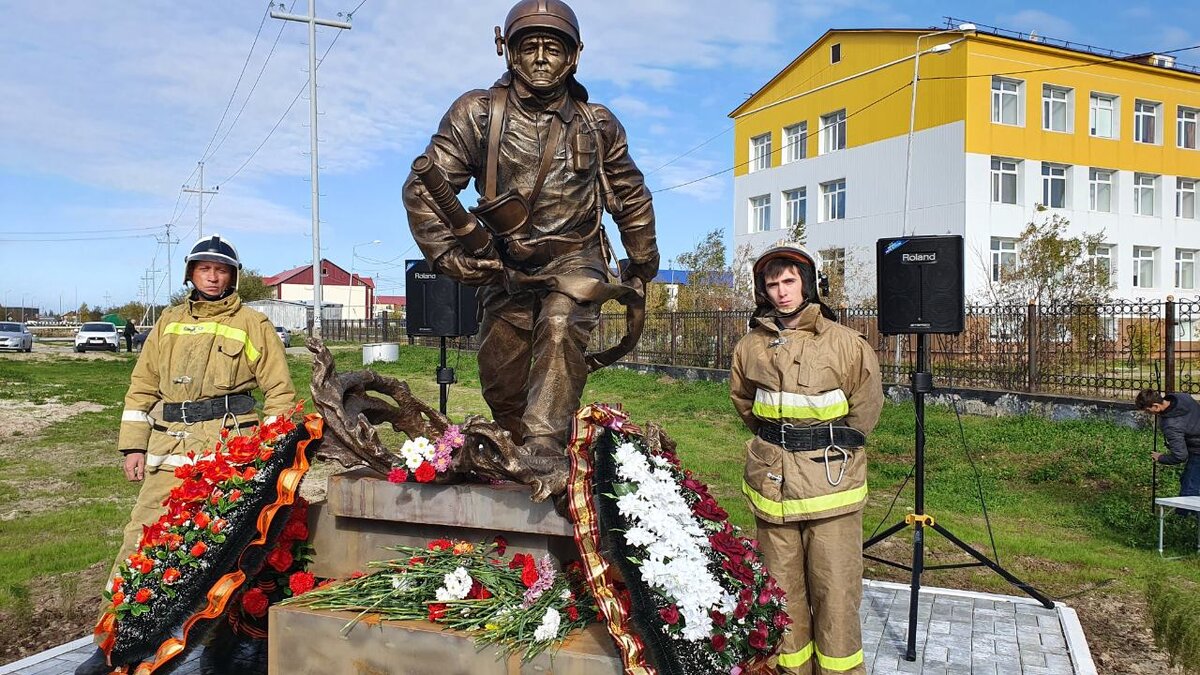 Плошать слава вечный огонь самара. Памятник пос. Прощание с погибшим на украине. Поселок ува вечная память. Энгельс памятник воинам.