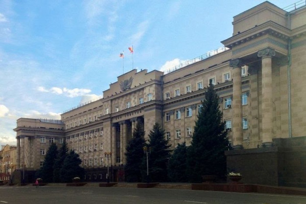 Губернатор Оренбургской области Денис Паслер подписал указы по кадровым вопросам, сообщает портал правительства.

Сергей Марсаков, который занимал должность председателя комитета по профилактике коррупционных правонарушений Оренбургской области, освобожден от исполнения обязанностей. Указ датирован 4 сентября. В пресс-службе правительства объяснили, что это связано с истечением срока действия служебного контракта.

С 7 сентября на должность председателя комитета назначен Михаил Рейф. Ранее о н занимал должность начальника учебного курса в Оренбургском президентском кадетском училище. Также ранее он руководил военным следственным отделом по Оренбургскому гарнизону. Рейф вошел в число победителей регионального конкурса «Команда Оренбуржья» по кадровому направлению.