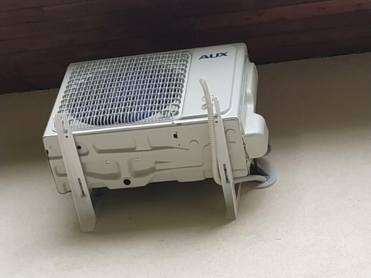 Скрытый монтаж коммуникаций кондиционера. 