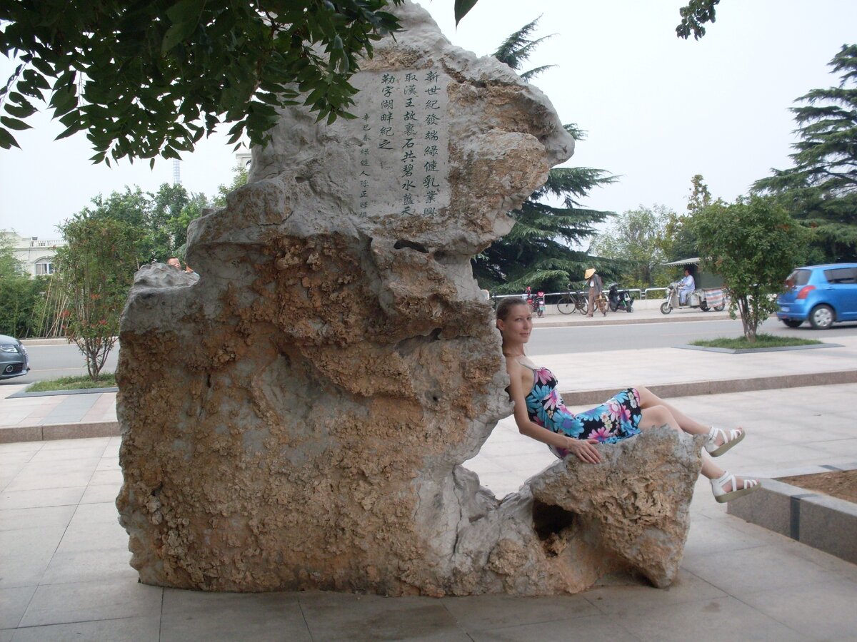 Парк на берегу. Там и скутеристов немного видно на заднем плане