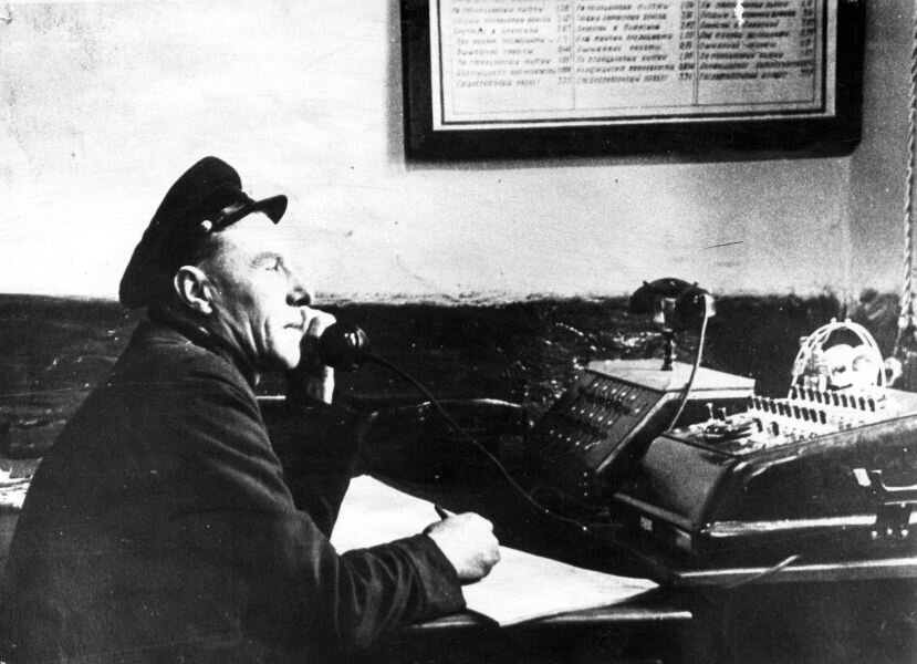 Н.Г. Загребин, дежурный по депо ст. Иланская на своем рабочем месте (1943-1945)