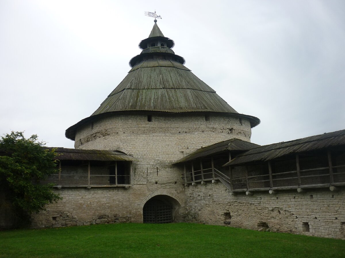 Покровская башня, вид из крепости.