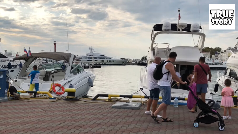 Яхта гайда прошла в 1 неделю 28. Яхта Медведева в Сочи. Яхта Медведева Фотиния. Яхта Медведева в Костроме. Яхта Медведева в Плесе.