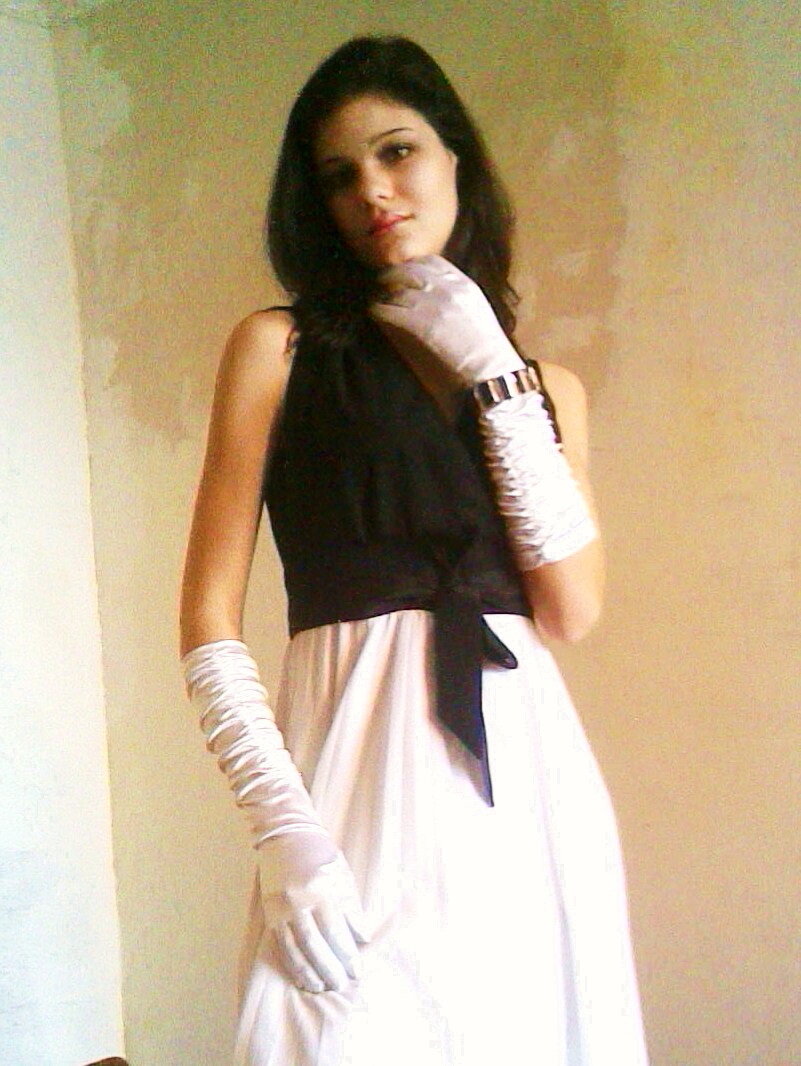 Фото тех лет. Мне здесь 18 лет. Это платье из маминой плиссированной юбки и верх из какого-то остатка ткани :) Так я ходила на открытие клуба Pacha на Николькоской улице в Москве. Добавлялась только укладка и накладные ресницы :)