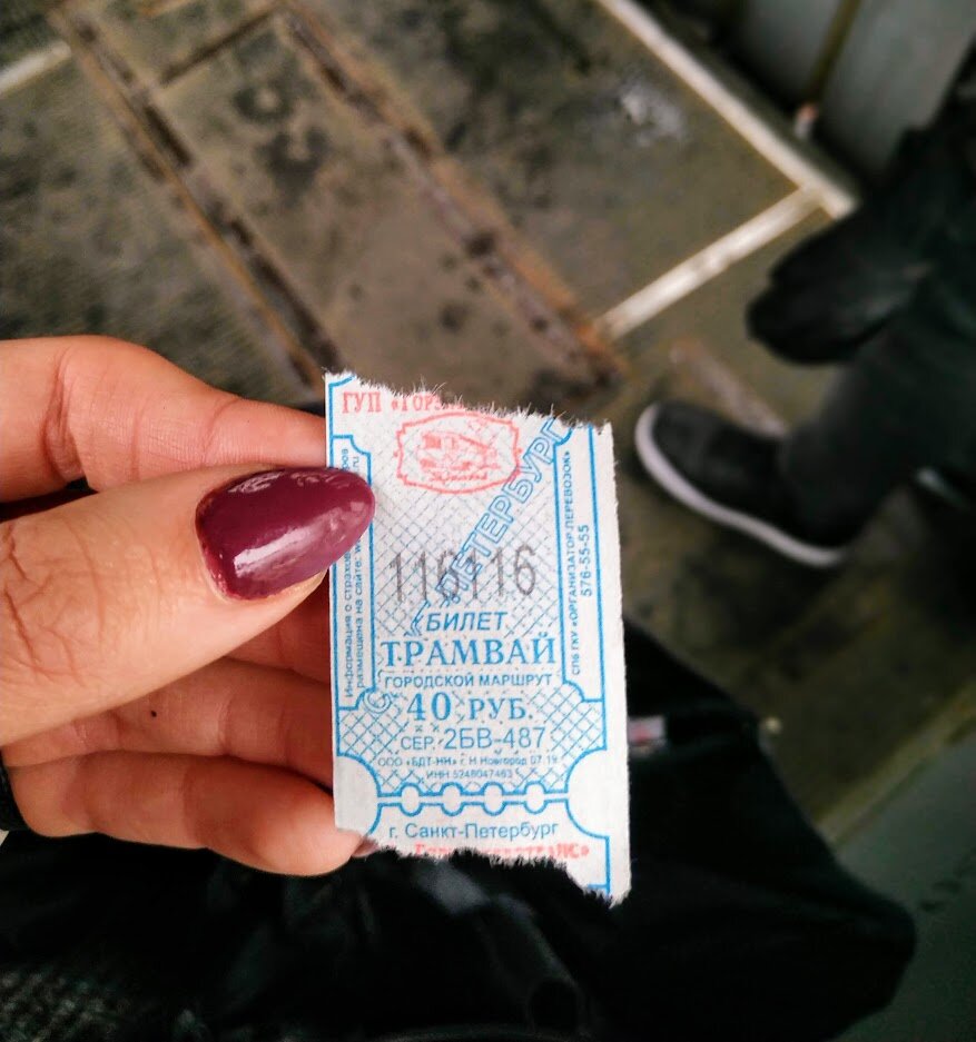 Повторяющиеся числа на часах и номерах (фото из личного архива автора)