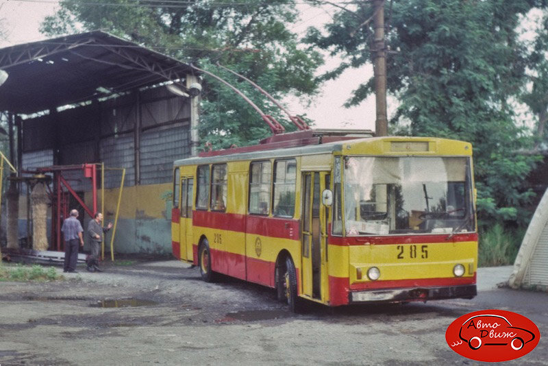 Skoda 14Tr02, Тбилиси, трамвайно-троллейбусное депо «Исани», сентябрь 1999. Фото David Pearson