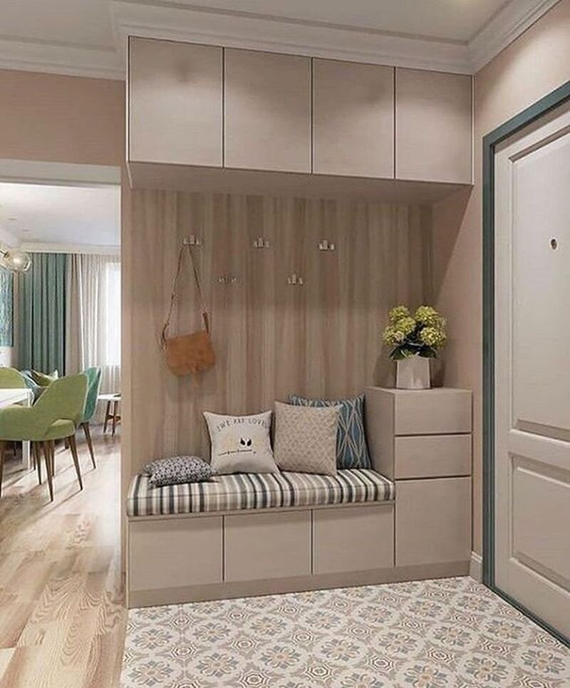 Интерьер современной прихожей в едином стиле с гостиной.