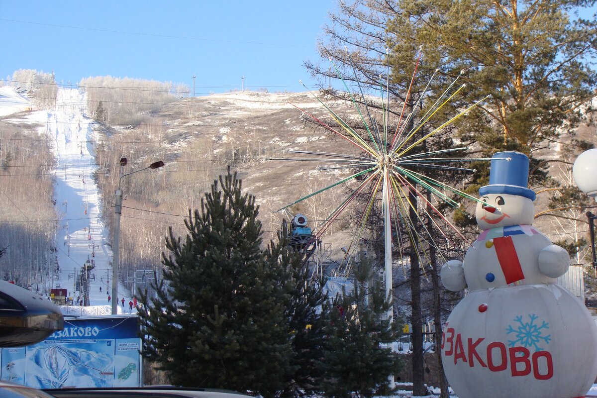 Есть люди, которые не любят свой День рождения. Для меня это всегда было загадкой. А я вот люблю. И сейчас, в период пандемии, так остро почувствовалось, что без этих суматошных встреч в Дни рождения, без шумных разношёрстных столов по нескольку дней, поздравлений во здравие, мы как будто осиротевшие и покинутые. Как Ослик Иа в «Винни-Пухе». Грустные Ослики Иа…. 
Оказалось – нужны эти встречи, поздравлялки, тортики, посиделки в ночь, заветные конверты на «ни в чём себе не отказывай», сюрпризы… и, самое главное, – объятия с дорогими и любимыми людьми. С детьми, с родными, с друзьями и подругами, с коллегами. Осозналось, что в День рождения человек снова – маленький ребёнок, ожидающий чудес и сюрпризов. Стало стыдно, что в последнее время я не всех поздравляла, забывала или откладывала на потом элементарный звонок, который, возможно, очень ждали… Сегодня пишу – и одни многоточия….
Я это к чему… Наверняка у каждого есть мечта об идеальном Дне рождения. И каждый год мечты эти – разные. В 2008-м году я страстно вожделела просто ехать куда-нибудь, далеко-далеко. Смотреть в окно, не зная даже – что будет в точке прибытия. Просто ехать с пустой головой и ни о чём не думать. Так бывает, когда очень устанешь, когда много работаешь, а впереди только новогодние продажи и работа-работа-работа. 
И вот, накануне Дня рождения, звонок от друга. "Поедешь со мной?" Заманчивое предложение! Тысяча километров, горонолыжка Абзаково и озеро Банное (там ещё Путин любит бывать). Компания, воздух, Уральский хребет. Машина отличная. Я даже не помню, каким образом отпросилась с работы и как меня вообще отпустили?! Но через два дня я уже ехала. Смотрела в окно. Смеялись и ругались в пути. Были и страшные моменты, дорога есть дорога. Пару раз еле разъехались с большегрузами. На Уральский хребет въезжали уже ночью. Впечатление – как будто в Космосе едешь по Луне. Мороз минус -35 и снег. Река Белая с двух сторон хребта. Мы даже поругались не на шутку. Я утверждала, что это одна и та же река, которая протекает внутри гор, и выходит с другой стороны. Оппонент считал по-другому. Даже оскорбительно со мной говорил. В общем, в пух и прах. Но, когда мы подъехали в Абзаково, в минус 35 (!!!)  я вышла из машины, посмотрела на часы – было 00:15. Это точное время моего рождения. А приехали мы практически на мою историческую родину. Урал и Башкирия - почти одно и то же. Уфа здесь рядышком совсем, и там живёт очень много моей родни, с которой мы не видимся годами. Но сердце тянется к корням. В общем, ощущение нереального Счастья и волшебства. 
Потом было несколько дней ОТДЫХА, где всё как в кино, и ты не думаешь ни о чём. За тебя думают, принимают решения, заботятся. 
Первый в жизни съезд по самой крутой трассе (маленькие были заняты под детские соревнования), с инструктором. Мороз минус 30 при ярком слепящем солнце, снег и ветер в лицо.
Обязательный глинтвейн после катания. В теле растекается счастье и море гормонов – адреналин, дофамин, окситоцин, серотонин – гремучая смесь. Время замирает на несколько минут. И начинает отсчитывать секунды-минуты-часы-дни снова. Вот он мой новый год жизни!
Конечно – прекрасный дом-люкс, два этажа с сауной, круче не бывает. Уже почти новогодние гости с подарками, песнями, танцами и ночными разговорами под гитару. 
А потом - возвращение домой с ощущением силы в душе и в сердце, эмоциями через край и уверенностью, что – всё будет хорошо!
Мой идеальный День рождения пролетел, наполненный жизнью. Но в моей памяти – как печать в паспорте, подтверждающей пересечение очередной границы между вчера и завтра… Но так хочется подольше оставаться в прекрасном «сегодня и сейчас».
