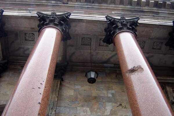 Следы войны на колоннах Исаакиевского Собора