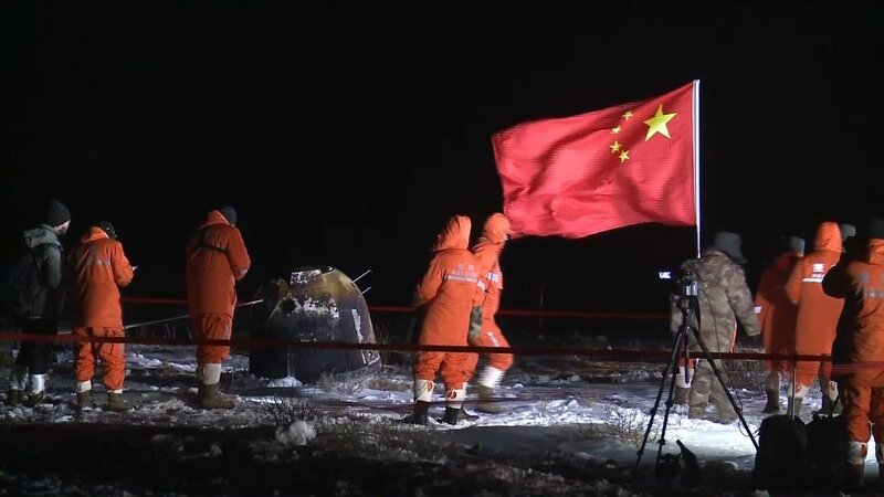 Китайцы радуются успешному завершению миссии.  фото: яндекс картинки.