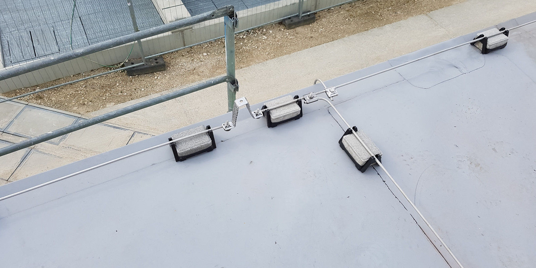 Монтаж молниезащиты на мембранной кровле. Почему нельзя доверять эту работу электрикам