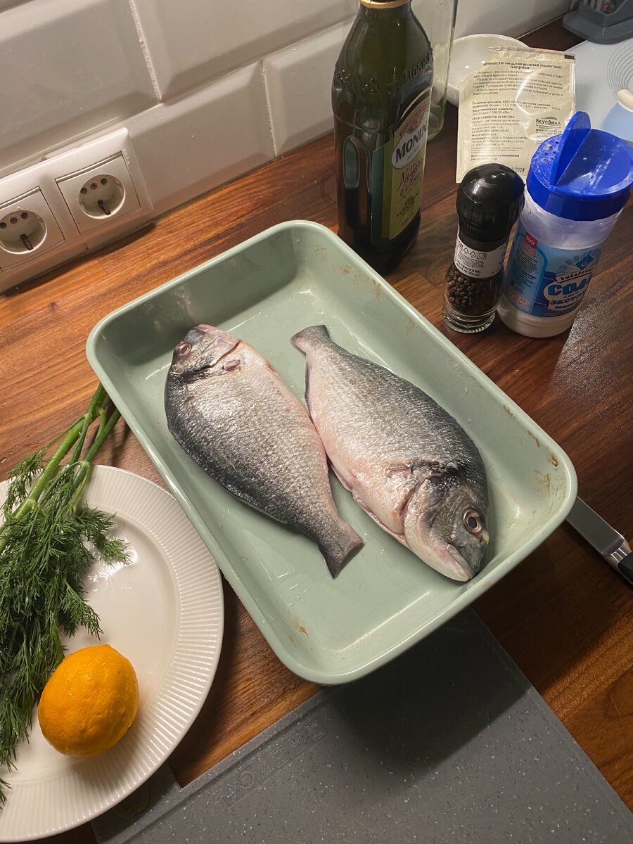дорадо (или сибас), лимон, укроп, оливковое масло, соль и перец по вкусу