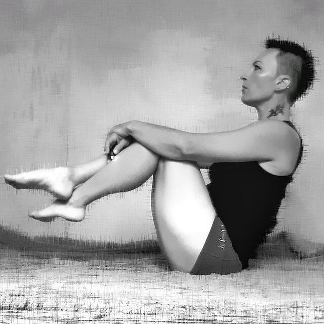 Какое место? ⠀
Узнала такую простую истину — на первом месте для себя всегда должна быть ты сама. Потом муж, а потом дети.
⠀
Теперь, как дело обстоит частенько у меня — на первом дети, потом муж, а потом может и я. Так дело в том, что часто до себя вообще не доходит.
⠀
Знакомая ситуация? Можешь похвастаться правильными приоритетами?
⠀
Оказывается пока не поднимешь себя, ни хрена не будет получаться на все 💯.
⠀
Ну во первых, не любишь себя, никто за тебя этого не сделает.
⠀
Во вторых, уважай себя и тогда начнут уважать остальные, а без любви к себе о каком уважении можно говорить.
⠀
В третьих, счастлива ты, а значит счастлива твоя семья.
⠀
Так можно продолжать очень и очень долго.
⠀
Очень часто случается:
— Блин, вот это хочу..
— Да ладно, потом, в другой раз, а сейчас лучше ботиночки старшему, куколку младшей и тд.
⠀
И так получается каждый раз и простое желание обладать какой либо вещицей превращается во что-то несбыточное. Да просто потому, что каждый раз не подходящий момент. Так бывает?
⠀
А правильно ли это? Потом
—"Эта бытовуха уже заела. Каждый день, как день сурка."
⠀
Да ни фига подобного больше стараюсь не допускать.
⠀
Встаю в 5:00 чтобы успеть потренить дома, я люблю когда тело в форме.
⠀
Занимаюсь любимым делом, а значит работой это не назовёшь 😉
⠀
Уделяй 20 минут в день делу, в котором хочешь преуспеть и через год твоя жизнь кардинально изменится, а через 5 лет ты будешь экспертом в этом деле.
⠀
Для меня — это саморазвитие (дух и тело), бизнес (прокачка и новые навыки).
⠀
Ещё один важный момент позволить себе маленькие радости и приятности.
⠀
Захотела сегодня устроить релакс — взяла мороженку и валяешься с детьми и пялишься в мультики😍.
⠀
Как обстоят твои дела? На каком месте ты, на первом или...