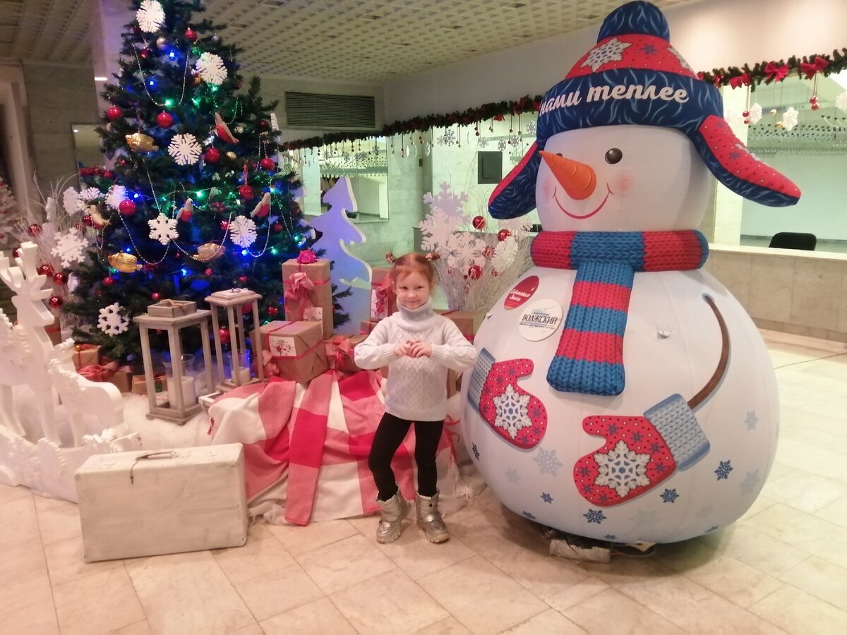 Моя младшенькая поздравляет вас с Новым годом. Фото из личного архива