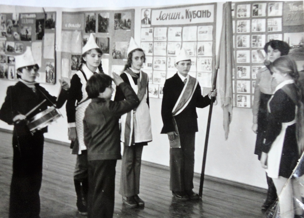 1997       Президент России Борис Ельцин, генеральный секретарь НАТО Хавьер Солана и главы государств и правительств НАТО подписали в Париже Основополагающий акт о взаимных отношениях, сотрудничестве и безопасности между НАТО и Российской Федерацией.
      В Венский филармонический оркестр впервые за его историю принята женщина (арфистка).
      Состоялся первый космический запуск с нового российского космодрома «Свободный» (Амурская область).
      Агент ФБР Э. Питтс признан виновным в шпионаже в пользу России.
      В Голландии сооружена самая большая в мире кровать – 6,52 м шириной, 8,16 м длиной и 1,36 м высотой.
      Сообщество России и Беларуси преобразовано в Союз России и Беларуси. (Вопреки ожиданиям, новая структура не стала новым сильным славянским государством – президентская власть так понравилась белорусскому «батьке», что выпускать её из своих рук он не захотел.)
      Английская королева Елизавета впервые вышла на связь через Интернет.
      Учёные Эдинбурга первыми в мире вывели клонированную овцу Долли.
      Запатентована самая маленькая компьютерная клавиатура (7,62 х 3,048 см), что стало основой клавиатур современных мобильных телефонов.
      Газета «Уолл-стрит Джорнел» приговорена к рекордному штрафу – $222,7 млн. за распространение ложных сведений о брокерской фирме.
      Зафиксирован мировой рекорд количества татуировок на теле одного человека – американец Берни Меллер имел 14.006 различных «тату».
      В России принят закон о полной ликвидации химического оружия.
      Англичанин Жиль Кершоу стал самым юным человеком, дошедшим пешком до Северного магнитного полюса – ему было 22 года 351 день.
      В Петербурге открылся первый в России музей подводного флота.
      Американец Джефф Лилс за одну минуту забросил 53 баскетбольных очка (мировой рекорд).
      Из-за землетрясения в Иране погибло более 1.000 человек.
      Компьютер «Deep blue» в шахматной партии победил Гарри Каспарова, гроссмейстер был в шоке.
      Ирландка Бриджет Диррен получила диплом с отличием Национального университета в возрасте 102 года (мировой рекорд).
      В штате Нью-Йорк проведено самое массовое занятие по обучению людей массажу сердца – обучены 1.320 человек.
      На аукционе Сотби 18 тыс. бутылок вина коллекции Веббера проданы за $6 млн. – рекордная распродажа вина.
      Министром обороны России стал генерал Игорь Сергеев; его предшественник генерал Игорь Родионов был снят Борисом Ельциным за то, что отказался уложить доклад о реформе армии в 15 минут.
      В день премьеры фильм «Затерянный мир: Парк юрского периода» собрал $22 млн.
      Шри-ланкиец А. Джоаким установил мировой рекорд, простояв на одной ноге 76 час. 40 мин.
      На реке Эйвон (Англия) состоялась рекордная гонка пластиковых игрушечных утят – их общее число достигло 100 тыс. утят.
      Указом президента России Б. Ельцин назначил своим советником свою дочь Татьяну Дьяченко.
      В Екатеринбурге создана группа «Чичерина», впервые в постсоветском пространстве объединившая лиц гомосексуальной ориентации. (Неожиданно для многих в неё вошли и несколько десятков молодых офицеров.)
      В Китае зарегистрировано самое большое в мире страусиное яйцо весом 2,35 кг, диаметром 18,67 см.
      Американец Ян Адамсон за 24 часа проплыл по реке Колорадо на каноэ 327 км (мировой рекорд).
      Англичанин Ник Сандерс установил мировой рекорд, закончив кругосветное путешествие на мотоцикле за 31 день и 20 часов.
      На Тверском бульваре в Москве милиция провела самую крупную операцию по отлову проституток (было арестовано до 300 человек).
      Согласно киноклассике, 13 июня 1997 года происходит действие фильма ужасов «Пятница, 13-е».
      В Австралии Отто Акрон продержал за канаты в течение 15 секунд два самолета «Сессна», взлетающие в разных направлениях (мировой рекорд).
      Советская космическая станция «Мир» получила повреждение в столкновении с грузовым кораблём «Прогресс».
      В Москве подписан договор о прекращении гражданской войны в Таджикистане.
      В Лейпциге немец Ральф Лауэ установил мировой рекорд, непревзойдённый до сих пор, поставив на одну костяшку домино 529 костяшек.
      Из панамского танкера «Даймонд Грейс» в Токийском заливе вылилось 13.400 тонн нефти (самое большое загрязнение в истории Японии).
      Состоялся «исторический» бой Майкла Тайсона с Эвандером Холифилдом, в котором Железный Майк, сообразив, что бой проигрывает, откусил кусок уха своему сопернику. Впрочем, это ему не помогло: бой он проиграл и был дисквалифицирован.
      Чешский альпинист Владимир Мысик произвел удар по мячу гольфа на высоте 8.068 м в Гималаях. (Мировой рекорд – самый высотный удар по мячу для гольфа.)
      Останки латиноамериканского революционера Эрнеста Че Гевары, который был отправлен в Боливию для организации там революции по кубинскому образцу, захваченный там и убитый военными, перевезены на Кубу и захоронены с воинскими почестями.
      У Суматры затонул пассажирский корабль, погибли 75 человек.
      У входа в свой дом в Майами-Бич (Флорида) гомофобом застрелен известный итальянский модельер Джанни Версачи. Через некоторое время в Майами-бич полиция вышла на Эндрю Кьюнана, подозреваемого в этом убийстве. При попытке арестовать его он покончил с собой выстрелом в рот.
      Президент России Борис Ельцин объявил о сокращении численности армии на треть.
      В газетах всего мира опубликован список вкладчиков швейцарских банков времён Второй мировой войны.
      Президент Сербии Слободан Милошевич провозглашен президентом Югославии.
      В США скончался пёс Джош, за которым на протяжении всей его жизни ухаживало наибольшее количество людей в мире – 478.802 человека.
      На Иерусалимском рынке взорвались две бомбы, погибло 15 человек.
      Американец Дэвид Минан прошёл, танцуя чечётку, 45,45 км за семь часов (мировой рекорд).
      Остров Анхуан объявил об отделении от Коморских островов.
      Англичанка Диана Шир за пять минут облизала и наклеила на конверты 225 почтовых марок (мировой рекорд).
      Впервые после Корейской войны открылось телефонное сообщение между Северной и Южной Кореей.
      В Виржинии (США) 6.569 скаутов создали самую длинную в мире живую цепь по передаче пожарных вёдер с водой (её длина составила 3.272 метра).
      У острова Гуам разбился корейский авиалайнер с 225 пассажирами на борту.
      Канадцы завершили строительство гигантского газопровода через Анды из Аргентины в Чили.
      Канадец Фан-Янг соорудил самую большую в мире стену из мыльных пузырей – высотой 47,5 м и площадью около 370 кв. метров.
      Американцы Уилл Дагган и Рон Капп 15.464 раза ударили ракетками по теннисному мячу без единой остановки или ошибки; после 9 часов 15 минут непрерывной игры не выдержал судья, он схватил мяч и остановил встречу.
      Индиец Ом Пракаш простоял без движения 20 часов 10 минут 6 секунд (мировой рекорд).
      В Порт-Вашингтоне (Мичиган, США) состоялся самый большой в мире парад тракторов, в котором участвовали 800 машин.
      В Джерси (Англия) одновременно запущено 39.210 ракет (мировой рекорд).
      Неизвестным снайпером убит вице-губернатор Санкт-Петербурга Михаил Маневич.
      В Кёльне датский бегун Уилсон Кипкетер установил ныне действующий мировой рекорд в беге на 800 метров – 1 мин. 41,11 сек.
      А кенийский бегун Бернард Бармасай установил ныне действующий мировой рекорд в беге на 3.000 метров с препятствиями – 7 мин. 55,72 сек.
      Из-за крысы, перегрызшей электрокабель, начался пожар в госпитале в Сан-Педро (Гондурас), в результате чего погибли 14 человек.
      Последний лидер ГДР Эгон Кренц приговорен судом ФРГ к 6,5 годам тюрьмы за приказы стрелять по людям, пересекающим Берлинскую стену.
      Католическая церковь Франции публично извинилась перед евреями за то, что не подала голос протеста против нацистских преступлений в годы войны и выступала за направление евреев в концлагеря.
      Лидирующая в мире торговая сеть игрушек «Toys Я Us» признана судом виновной в искусственном завышении цен на куклы Барби.
      На конференции в Манагуа главы стран Центральной Америки договорились создать союз по типу Европейского союза.
      Индус Ш. Лахевала соорудил самую длинную в мире трубку ладана – длиной 4,5 м.
      При посадке в Пномпене (Камбоджа) из-за проливного ливня разбился ТУ-134, погибло 66 человек.
      На референдуме большинство жителей Ньюфаундленда (Канада) проголосовало за прекращение церковного вмешательства в общественное образование.
      Арабские террористы-смертники взорвали бомбы в торговом квартале Иерусалима, в результате чего четыре человека погибли.
      Из-за пожара в тюрьме Касабланке (Марокко) погибли 26 заключенных.
      У берега Гаити затонул паром, погибло около 200 человек.
      На референдуме большинство жителей Шотландии одобрило идею создания шотландского парламента, независимого от Лондона.
      В Египте исламскими террористами взорван автобус с немецкими туристами, погибло 10 человек.
      Студентка Дайана Фалькони из Онтарио выиграла в лотерею рекордную для Канады сумму 21,8 миллионов долларов.
      Немец Йохан Швайзер возле Франкфурта совершил самый длинный прыжок на эластичном тросе – он прыгнул с вертолета на высоте 2.500 м на 284-метровом тросе.
      В Индонезии разбился самолет, погибло 234 человека.
      Глава сицилийской мафии Сальваторе Риина и 23 его помощника приговорены итальянским судом к пожизненному заключению.
      В Сингапуре сооружена самая большая в мире набитая игрушка – чучело дракона длиной в 508,915 м.
      Североирландская команда пожарников из 10 человек преодолела за 24 часа 102,62 км по пожарной лестнице (мировой рекорд).
      В Японии обнаружен человеческий ген, обеспечивающий функции биологических часов.
      В Бангалоре (Индия) сшито самое длинное в мире сари (длиной 121 м).
      Алжирские исламисты вырезали более сотни жителей трёх деревней Алжира.
      Испанская принцесса Кристина вышла замуж за профессионального гандболиста «Барселоны» И. Урдангарина.
      Финн Юни Юссила установил мировой рекорд, пронеся свою жену Тиину на 243-й метровую дистанцию с препятствиями за 1 минуту 05 секунд.
      Жак Вильнев стал первым канадцем, выигравшим чемпионат «Формулы-1».
      Бриджит Бардо оштрафована на $1.600.
      В Бильбао (Испания) открыта самая большая в мире художественная галерея – 137 м в длину, 30 м в ширину.
      В Уругвае разбился самолёт, погибли 75 человек.
      Возле Нагасаки (Япония) произведена самая длинная в мире порция суши (длиной в 1.000 м).
      В Квабеке во время празднования Дня благодарения туристический автобус упал в реку Святого Лаврения, погибли 43 туриста.
      Отряды повстанцев взяли столицу Конго Браззавиль.
      Резко упали курсы валют большинства стран Восточной Азии.
      В Шанхае китайская бегунья Бо Янь установила нынешний мировой рекорд в беге на 5.000 м – 14 мин. 28,09 сек.
      У Дурбана (ЮАР) автобус врезался в цистерну с горючим, погибли 33 человека.
      Австралийцы Рей и Элен Парк признаны мировыми рекордсменами по количеству имеющихся у них весов (на этот день у них было 2.549 весов).
      На стадионе в Спрингфилде (Миссури, США) исполнен самый массовый в мире танец, в нём участвовало 6.907 человек. (Мировой рекорд)
      Англичанин С. Гайлард продемонстрировал самую высокую в мире кукурузу – 4 м 14 см.
      Голландский пилот А. ван Вийк завершил самую длительную в истории лётную карьеру, которая длилась 39 лет 105 дней.
      В Батуми грузин Дмитрий Кинкладзе 10 минут продержал на своих ушах рекордный вес 48 килограммов (32 кг на левом ухе и 16 кг на правом).
      Житель Онтарио (Канада) Стив Холт продемонстрировал самый большой в мире кабачок, который весил 437 кг.
      Англичанин Джон Эванс продержал на своей голове в течение 12 секунд автомобиль «Шевроле» весом 156 кг.
      У Ла-Паса (Боливия) в крушении автобуса погибли 32 человека. На аукционе Кристи пианино продано за рекордную для этого инструмента цену – 1,2 млн. долларов.
      В США впервые судебный приговор опубликован в Интернете.
      В Детройте установлен мировой рекорд тяжести перевозимого на колесах дома – с улицы на улицу перевезено здание театра весом 2,5 тонны.
      В Гангалоре (Индия) произведен самый длинный в мире галстук (80,47 м).
      В Генте (Бельгия) продемонстрирована самая большая в мире шоколадная фигура динозавра длиной 14 м 97 см, высотой 7 м 47 см и весом 4 т 600 кг.
      На аукционе в Лондоне зафиксирована рекордная цена на сигары – 25 тринидадских сигар проданы за 16.560 долларов каждая.
      Японские студенты в Тойохаши запустили одновременно 12.677 бумажных змеев (мировой рекорд).
      Пол Маккартни впервые в мире провёл премьеру симфонии по Интернету.
      В Англии группа из шести поваров за час очистила и порезала 213 кг моркови (мировой рекорд).
      В Шотландии зафиксирован рост самого длинного в мире домашнего кота Сноуби – 102,85 см от носа до кончика хвоста. 
      Американец Джей Стоукс совершил за сутки 384 парашютных прыжка (мировой рекорд).
      Американец Эдвард Алофс стал самым старым в истории спорта участником чемпионатов мира, в возрасте 95 лет 289 дней выступив на чемпионате мира по гольфу.
      В Новокузнецке (Россия) из-за взрыва метана в шахте погибли 63 шахтера.
      В Иркутске грузовой самолёт «Руслан» упал на жилой дом, 422 человека погибли.
      Суд Торонто разрешил курить марихуану эпилептикам.
      Английский экипаж установил мировой рекорд скорости кругосветного путешествия на автомобиле – 21 день 2 часа 14 минут.
      В Кали (Колумбия) проведена самая массовая акция в мире по взятию крови у доноров – за 12 часов сдали кровь 3.403 донора.
      В Камбодже длина связанных вместе маек составила 6,98 км (мировой рекорд).
      В горах Греции разбился украинский самолёт, 73 человека погибли.
      В Джакарте (Индонезия) при аварийной посадке утонул в реке самолёт, 104 человека погибли.
      Состоялась премьера фильма «Титаник», самого дорогого фильма в истории, повторившего рекорд фильма «Унесённые ветром» по количеству «Оскаров».
      В странной автокатастрофе погибли принцесса Диана со своим любовником.
      Англичанин Джон Эванс установил мировой рекорд, балансируя на голове 101 кирпич общим весом 188,7 кг.
      В Бангкоке изготовлен самый большой в мире рождественский пирог весом 2.300 кг (его хватило на 19.212 порций).
      Канадка Катриона Доан установила ныне действующий мировой рекорд в гонке на коньках на дистанции 500 м – 37,55 сек.
      Билл Клинтон вступил в должность президента США на второй срок, и на радостях в Овальном кабинете в последний раз трахнул Монику Левински, которая не стирала свои шмотки, а сохраняла следы спермы президента, чтобы затем предъявить их в суде.
СПАСИБО ИНТЕРНЕТУ. При знании истории легко можно найти любой материал, чем я и поделилась с вами. Спасибо за вни ание.
             

