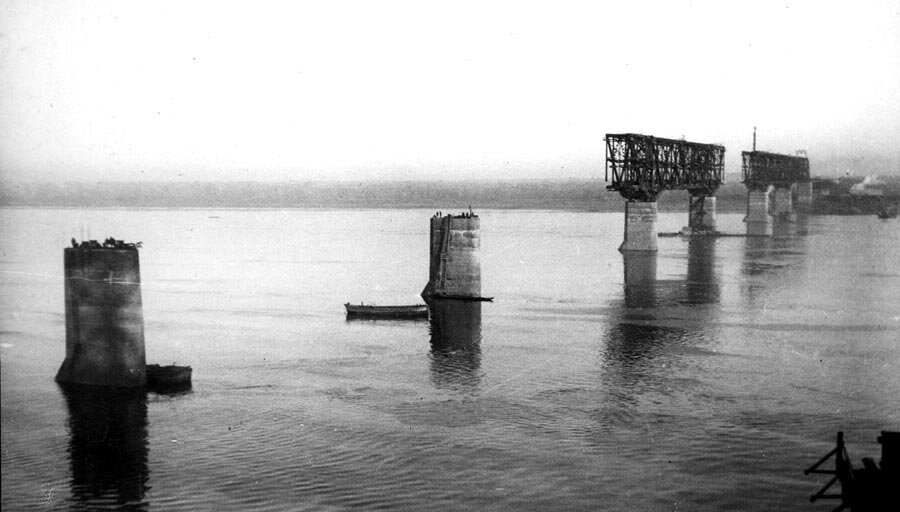 Первые пролеты моста (Источник: www.http://ruzgd.ru/)