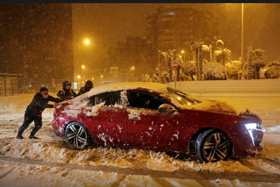 
На заснеженных улицах Мадрида. 08.01.2021
Источник – REUTERS