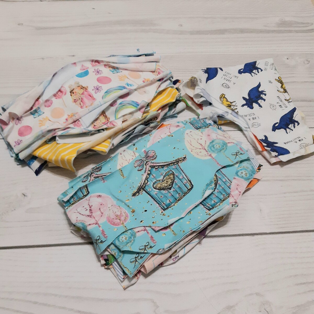 Вот столько трусиков я накроила из остатков кулирки. Тут и трусики дочке и трусики-хипстеры для малышей