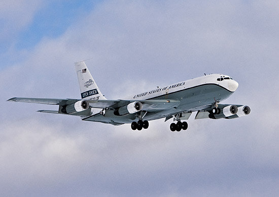 Самолета наблюдения ОС-135Б в воздушном пространстве базового аэродрома Кубинка