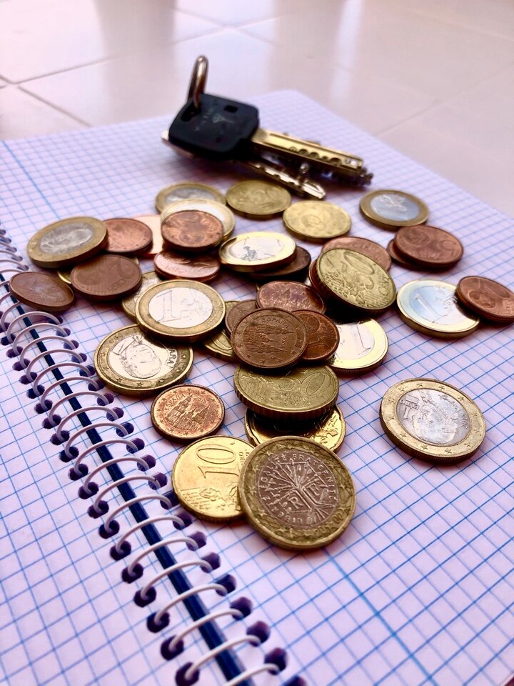 Монеты рассыпанные не столе, как символ денежных копилок.