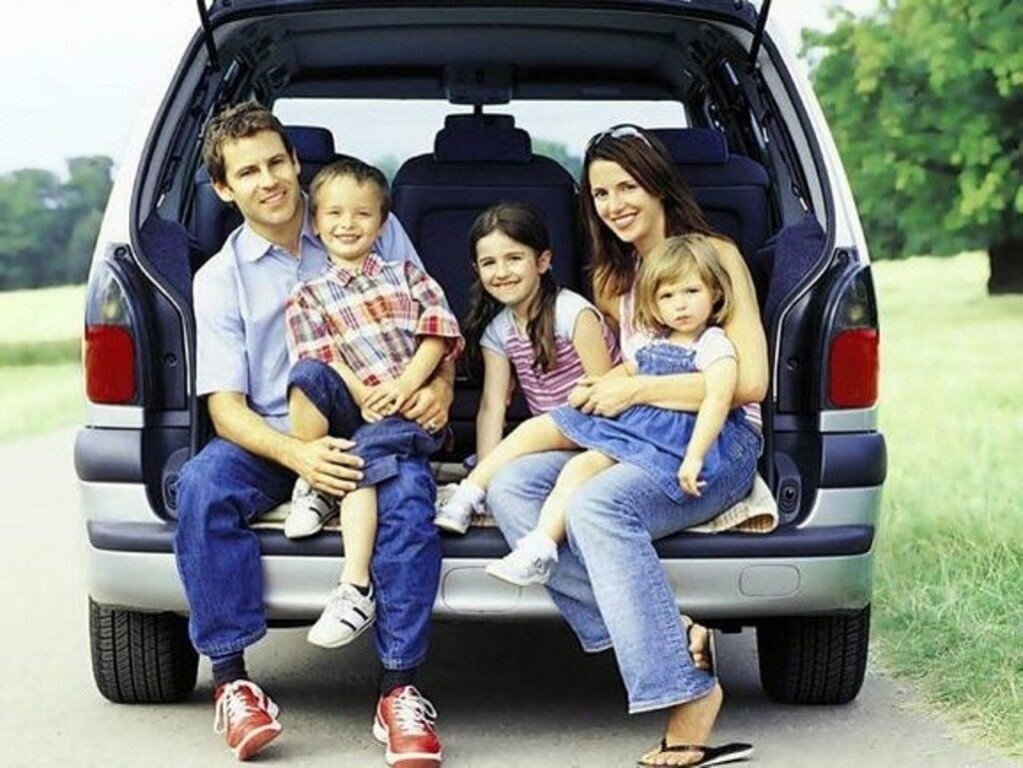 Family car. Семья в машине. Авто для семьи. Машина для многодетной семьи. Автомобиль для семьи с двумя детьми.