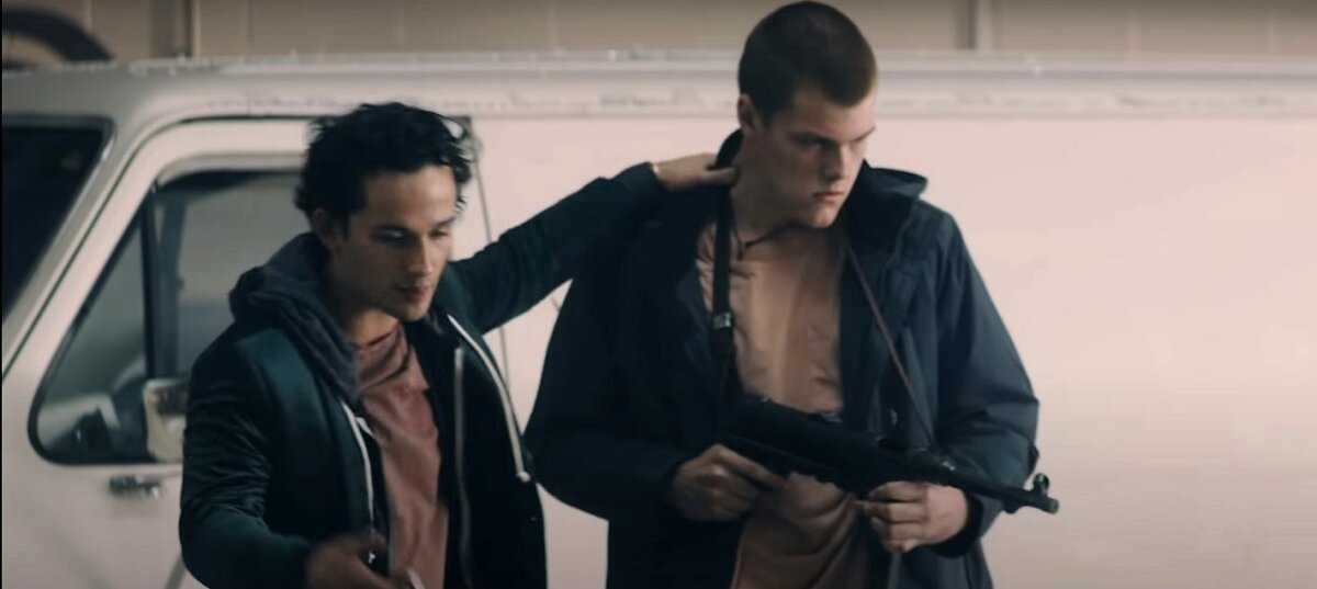 Негодяи, увы, получились у Рэнкина без огонька. А про резиновый MP 40 с гнущимся то вверх, то вниз стволом и не говорю - халтурственно, однако. 