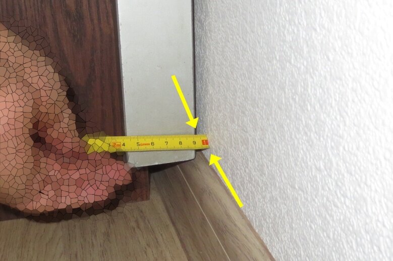 Проверка вертикальности стены в коридоре. Отклонение более 6мм.