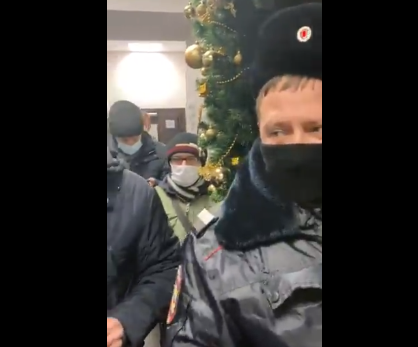 Момент задержания депутатов МО Смольнинское. Кадр из видеоролика.