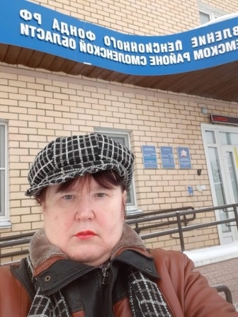 Пока настраивала телефон для селфи,  вышел охранник и предупредил, что фотографировать нельзя. Назвал статью - 142. После моего вопроса, какого документа (их, законодательных, много) - ушел в помещение со словами, что незнание не освобождает от ответственности. Я вообще-то законопослушная. Но закона, запрещающего фотографировать себя в общественном месте, не знаю. Поэтому можете посмотреть на мой разочарованный вид.