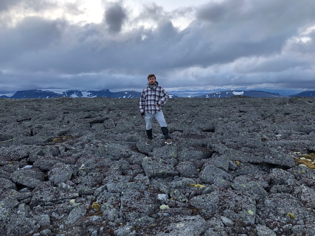 Астрономическая полночь на вершине горы Вудъяврчорр. Солнце за облаками, его не видно. 0:52, 27 июня. 