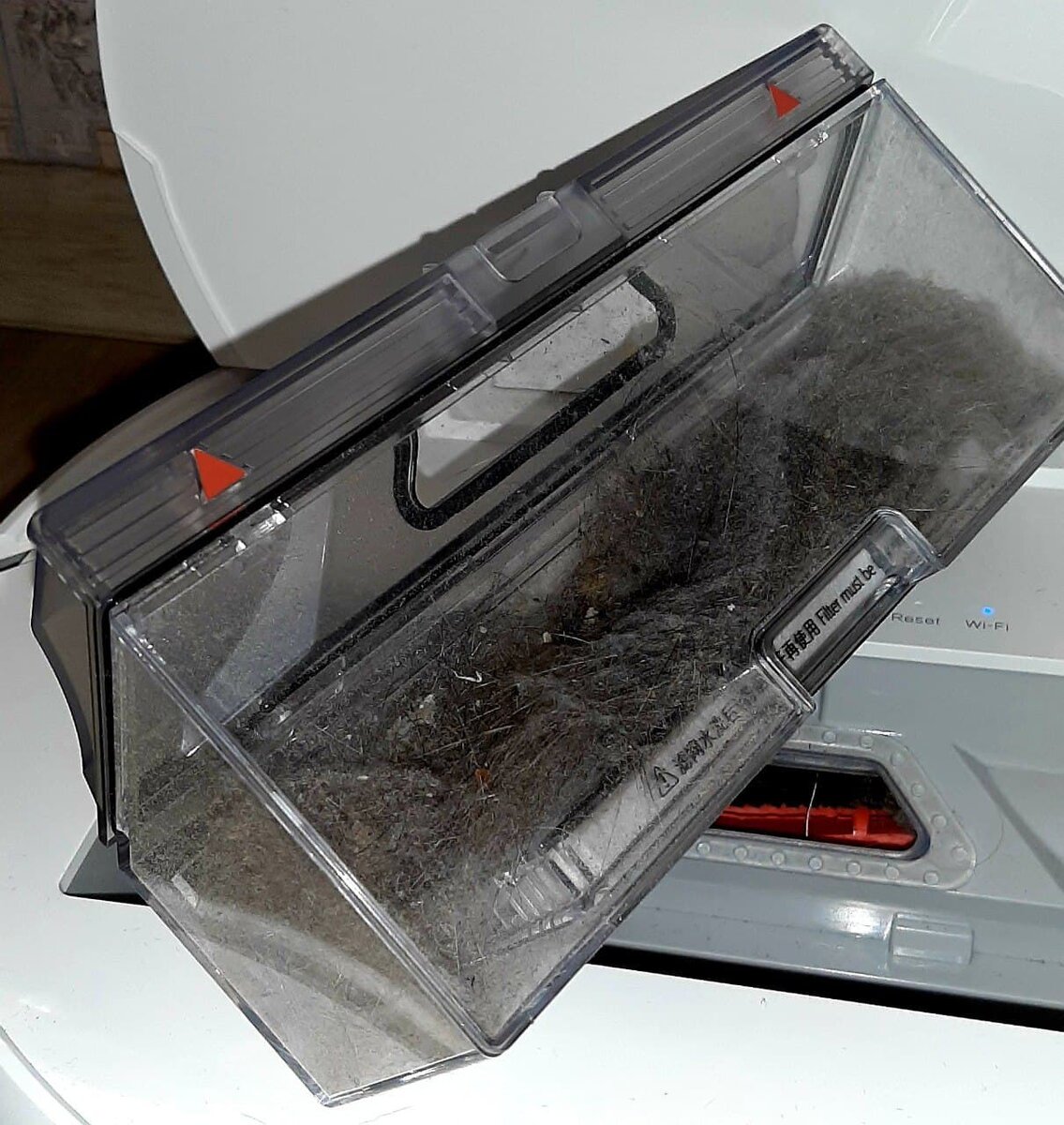 Видно сколько мусора, в основном это кошачьи волосы от которых невозможно избавица.