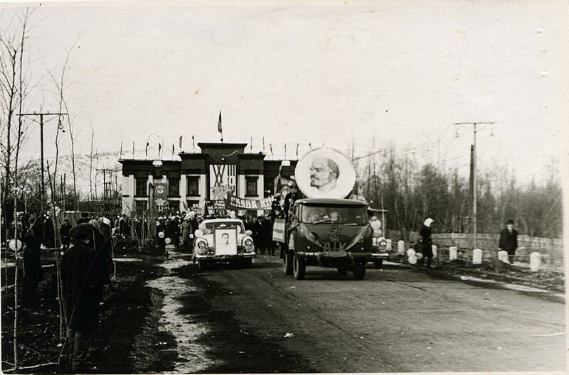 СССР, Колыма, город Сусуман, улица Ленина, 1960-е годы. Демонстрация на фоне ДК Культуры. 1966 год. Автор: Dj-2. Фото с сайта: https://commons.wikimedia.org/wiki/File:Susuman-Lenina-str.jpg?uselang=ru. Лицензия: CC BY-SA 3.0