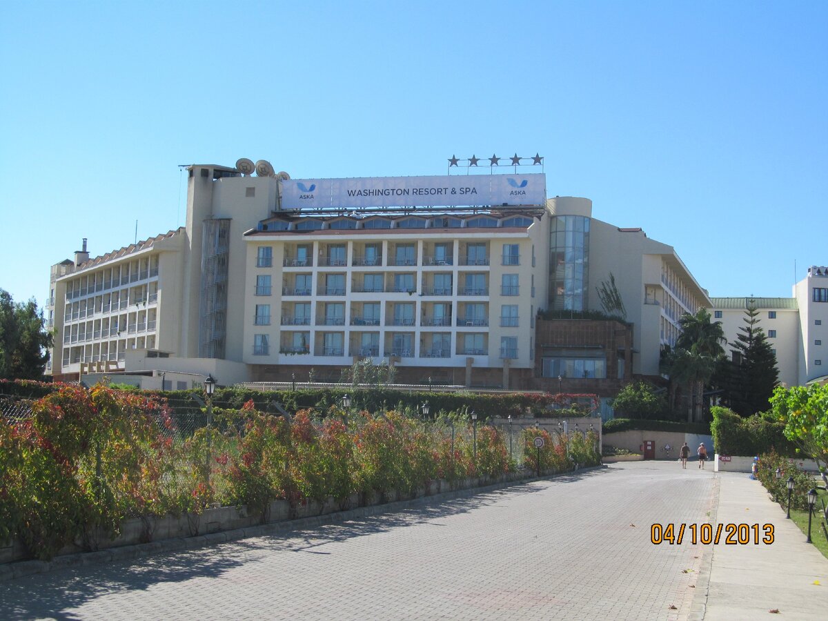 Вид на отель со стороны улицы.