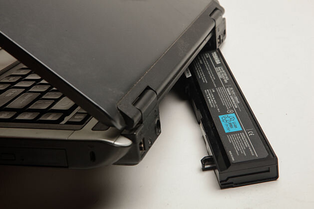 На форумах часто поднимается вопрос, можно ли включить ноутбук без аккумулятора, и не вредно ли использовать его без батареи. Любой аккумулятор со временем выходит из строя, и далеко не всегда есть возможность сразу купить новый. Если вы работаете с ноутбуком только дома, и не собираетесь уносить его далеко от розетки, его вполне можно превратить в стационарный ПК. Использовать его в таком режиме можно много лет, никакие функции при этом не страдают. Важно правильно отсоединить батарею и обеспечить ей нормальные условия хранения.