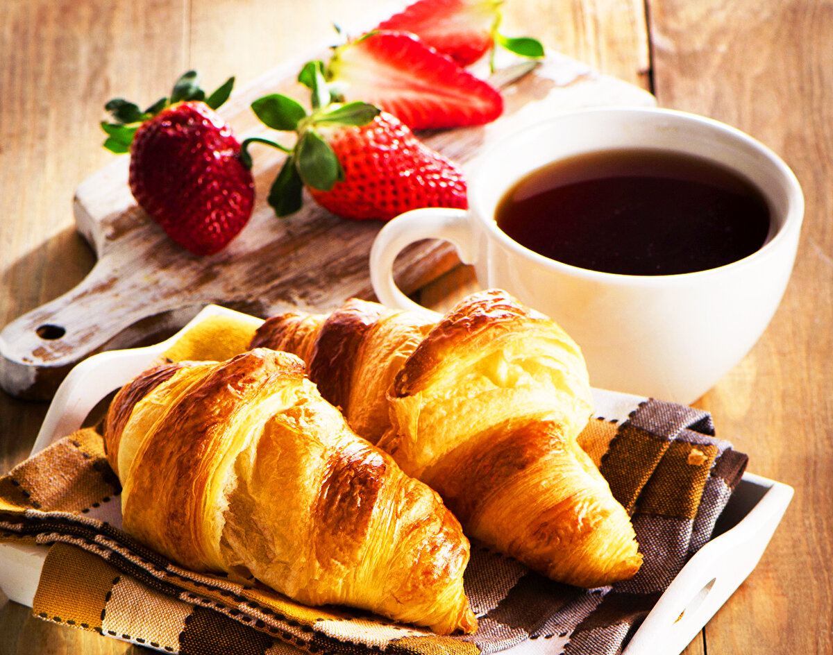 Круассаны со спелой клубникой. Источник фото: Яндекс. Картинки