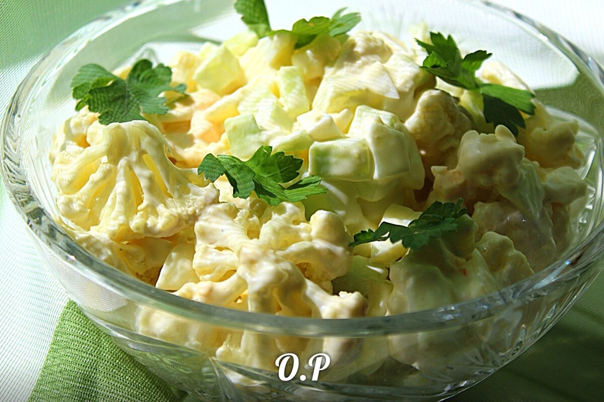 Салат из цветной капусты с яйцом и огурцом