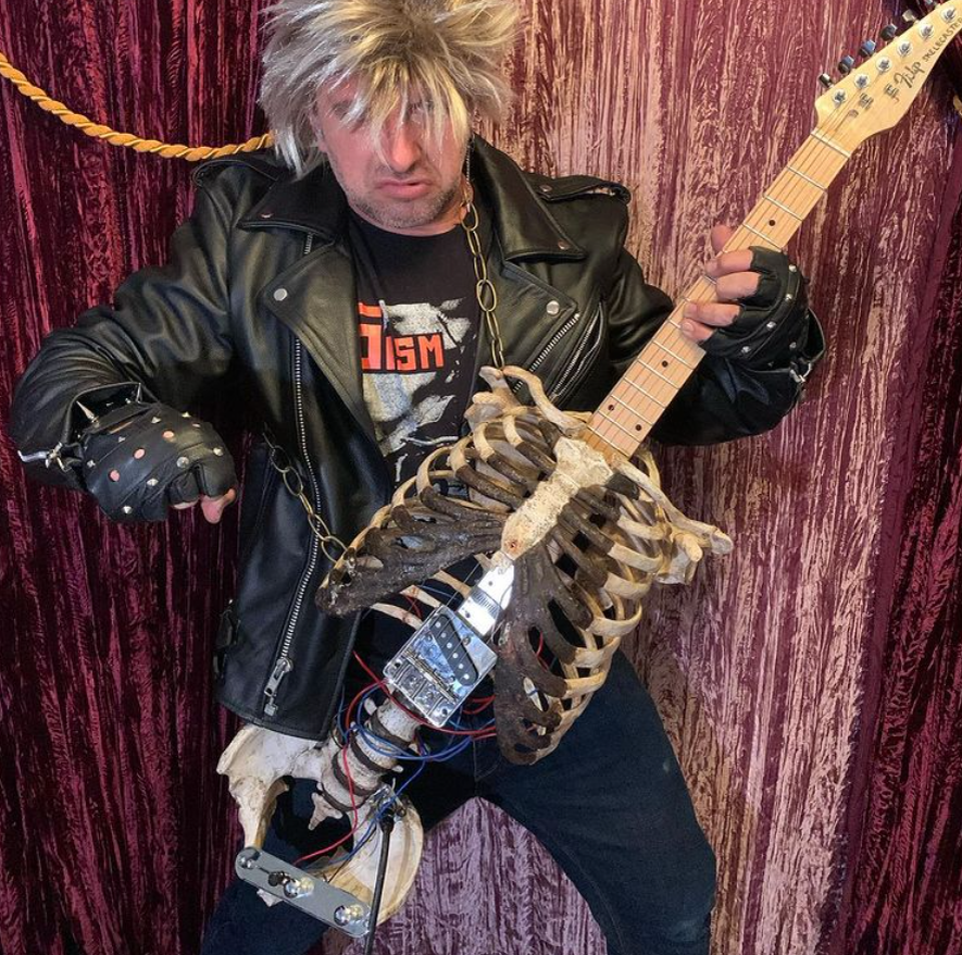 Prince Midnight с гитарой из дяди (instagram.com/p/CLDUucPMQ0v/)