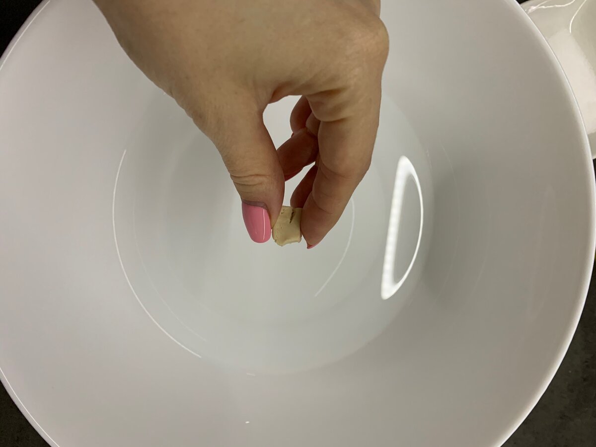 Небольшой кусочек свежих дрожжей. Сухие в этом рецепте на подойдут