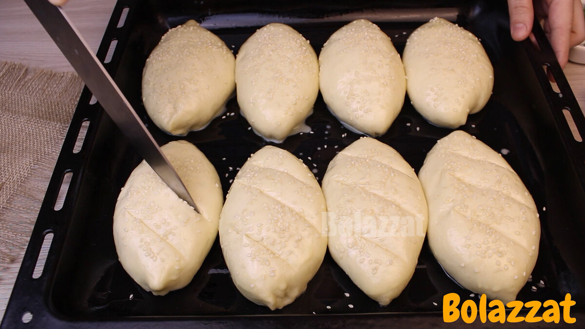 чесночный багет. пицца бутерброд. багет с начинкой. багет салями. мини батоны с сыром.