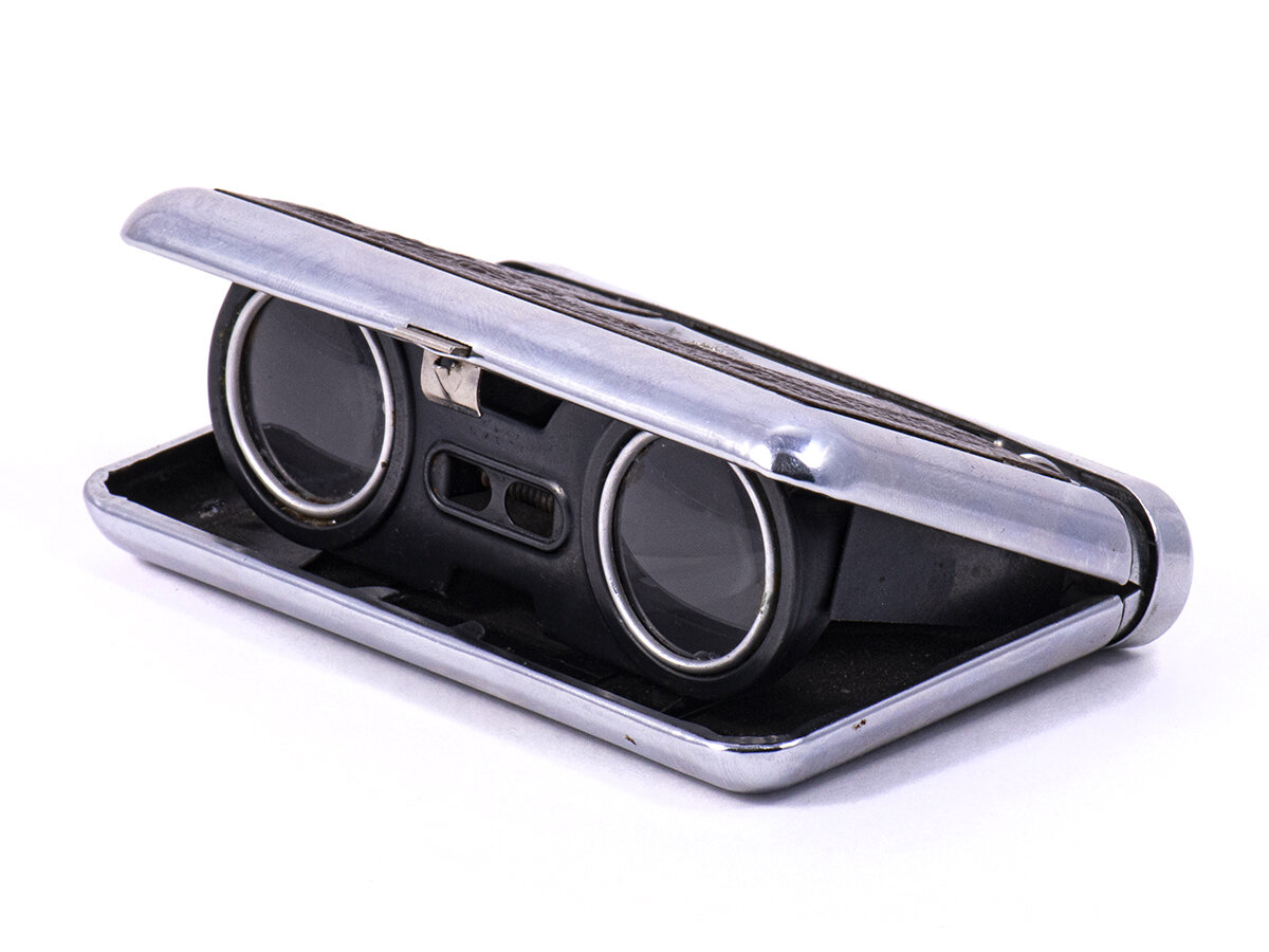 Театральный бинокль  "Минск" в раскрытом виде.