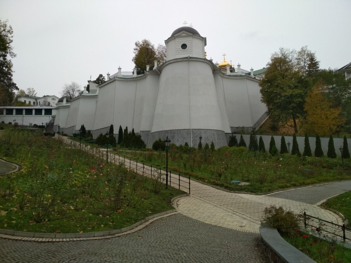 Прежде всего, решил обойти территорию