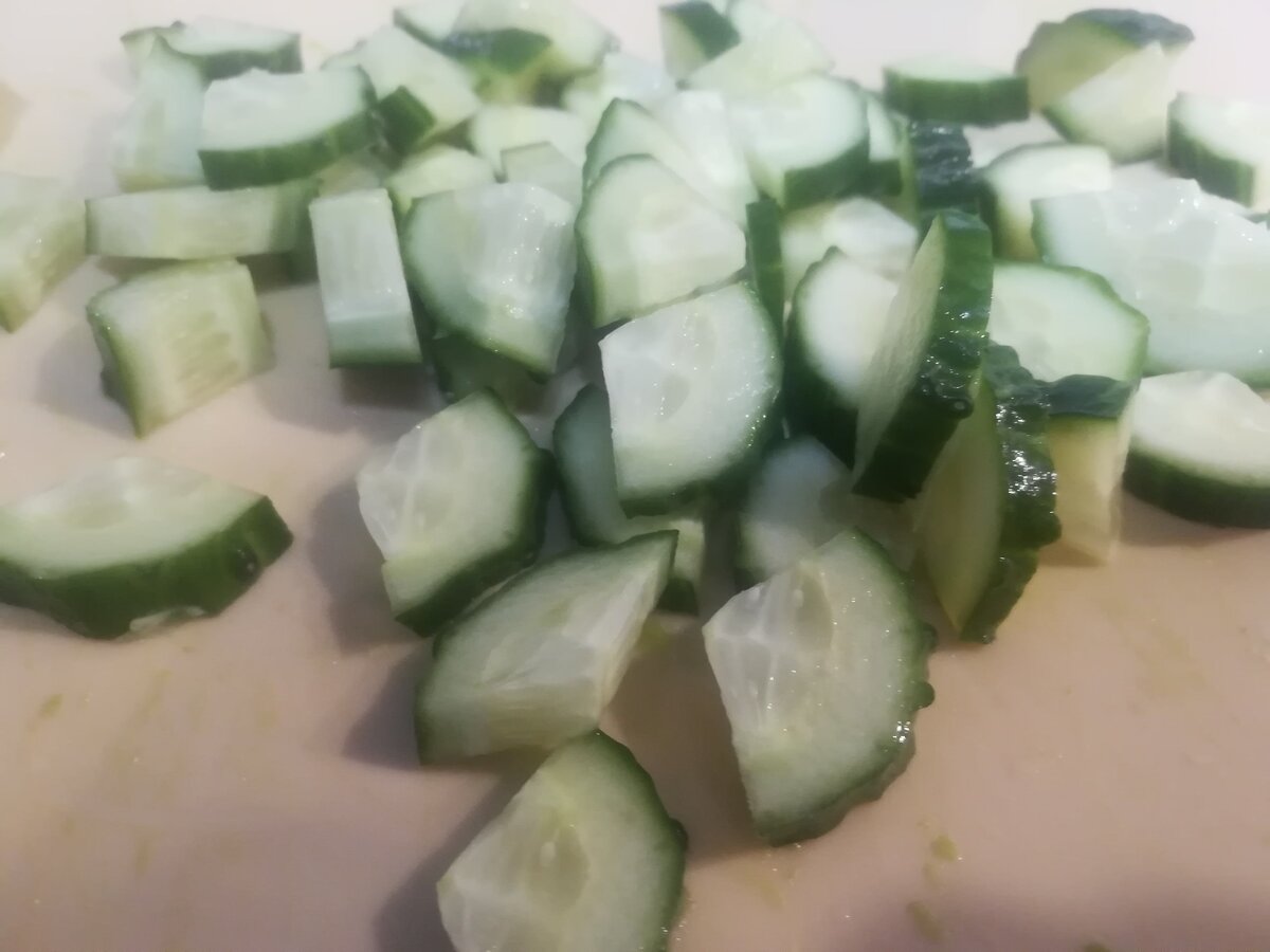 Нарезали огурец